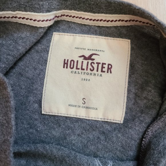 Hollister Graphic T-Shirt - Picture 7 of 8